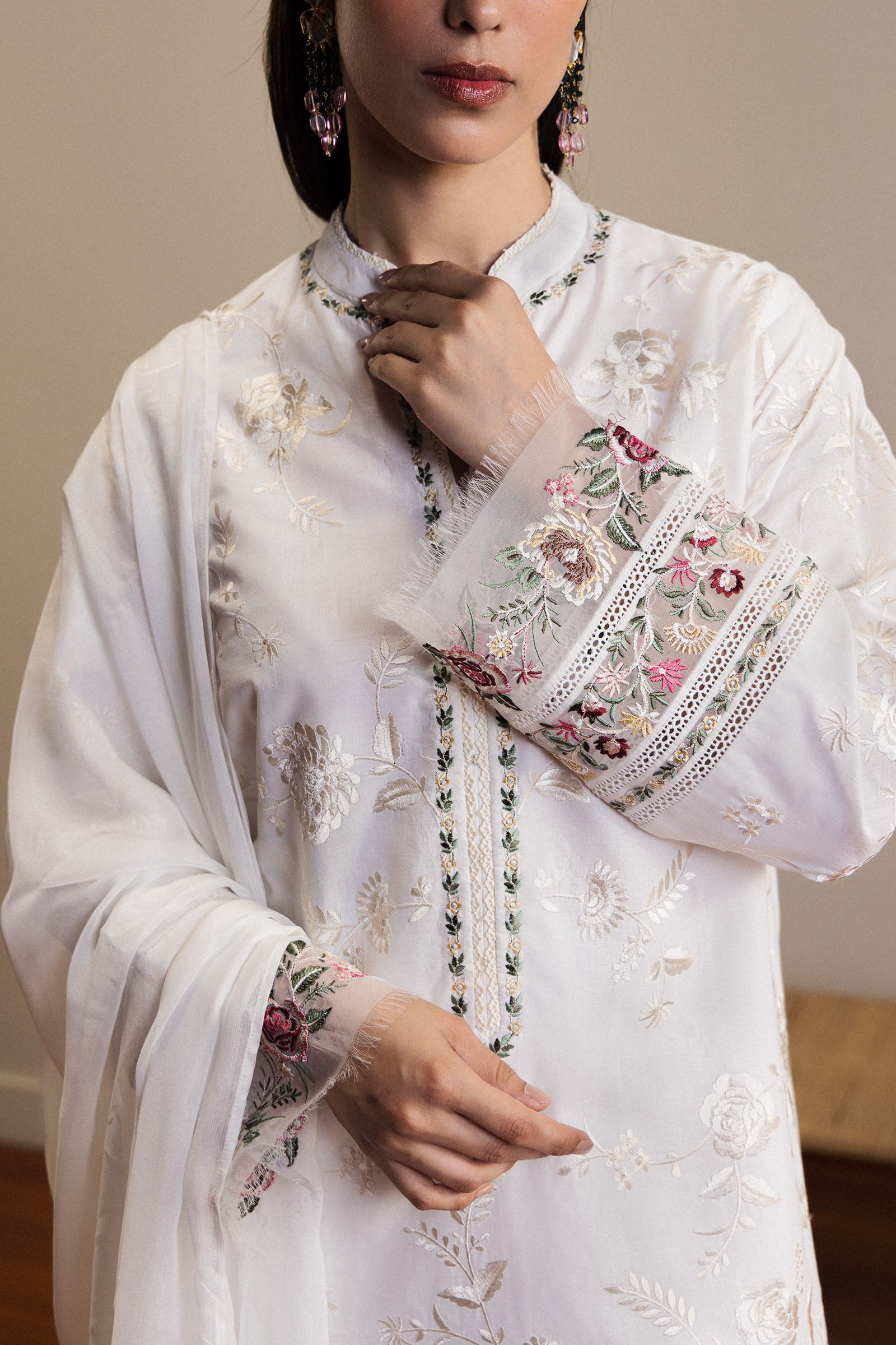 Zara Shahjahan MEHRAAZ, view 1